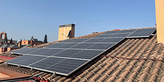 Paneles solares sobre un tejado